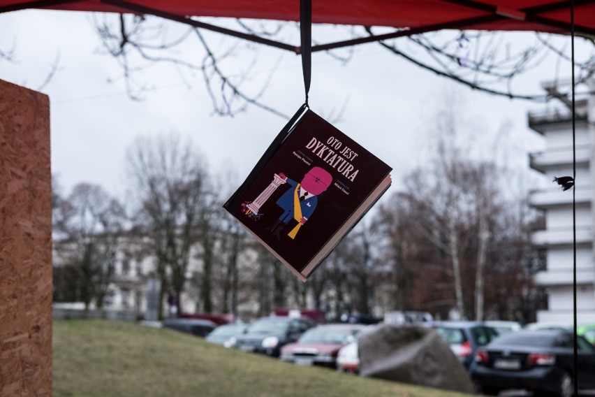 Sejm, Warszawa. Miasteczko KOD, Obywateli RP i... różaniec...