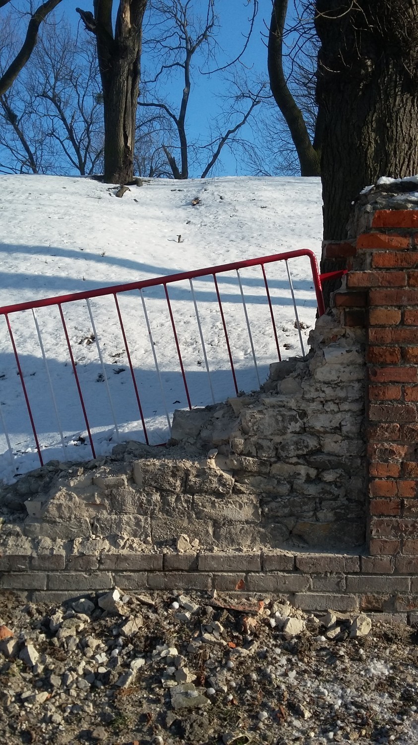 Odbudują zabytkowy mur