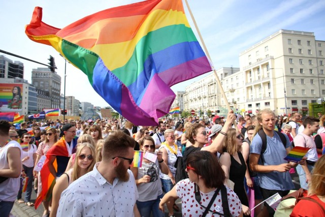 „Tęczowy piątek” - dziś (26 października) w ponad 200 polskich szkołac odbędzie się akcja działaczy LGBT. Na lekcjach uczniowie dowiedzą się o równości oraz otwartości na uczniów LGBTQI. Inicjatorem akcji jest organizacja społeczna Kampania Przeciw Homofobii. Działacze chcą pokazać uczniom i nauczycielom, że szkoła jest miejscem, w którym każdy może czuć się sobą. Akcja odbędzie się już po raz trzeci.

Więcej informacji o akcji na kolejnych stronach >>>>


Nasz Flesz - kiedy należy zmienić opony?

