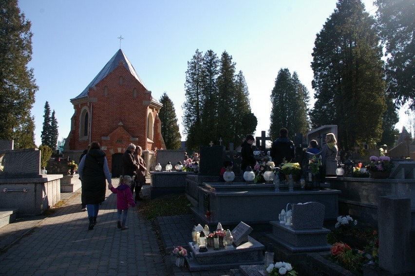 Trwa kwesta na zabytki na cmentarzu parafialnym. Wolontariuszy spotkacie tylko przy bramie od ul. Karwacjanów