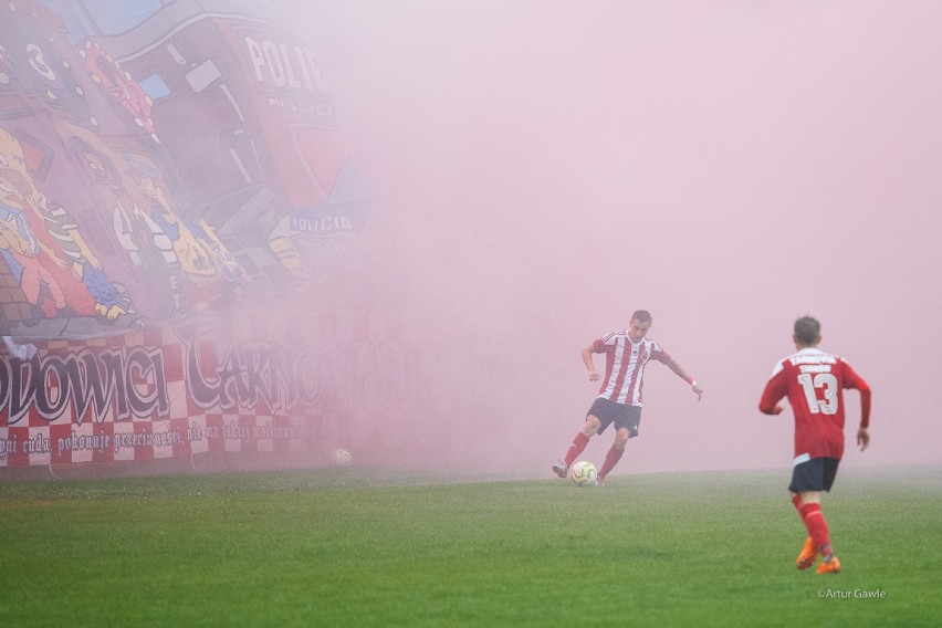 Mecz rozgrywany był na stadionie przy ul. Bandrowskiego