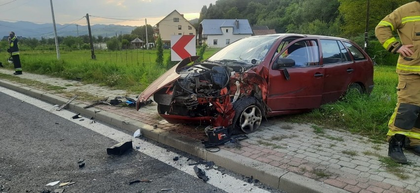 Kadcza wypadek. Siedem osób poszkodowanych w zderzeniu BMW ze skodą [ZDJĘCIA] 