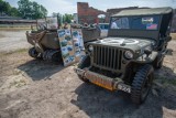 Muzeum Pancerne w Kłaninie. Ekipa Tank Huntera pokazuje odkryte przez siebie, historyczne przedmioty, wśród nich: prawdziwe czołgi... 