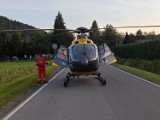 Ropa. Dramat na drodze do Klimkówki. Ciężko ranny w wypadku motocyklista przetransportowany śmigłowcem do szpitala [ZDJĘCIA, FILM]