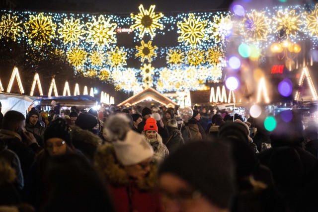 Tłumy na wrocławskim jarmarku bożonarodzeniowym w weekend przez mikołajkami