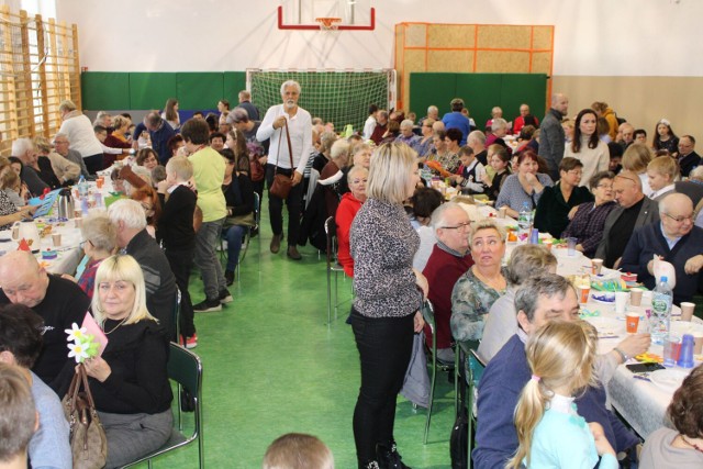 Nieco później, bo w lutym, najmłodsi uczniowie SP Borkowo zaprosili swoje babcie i dziadków na uroczystą akademię z okazji ich dorocznego święta.