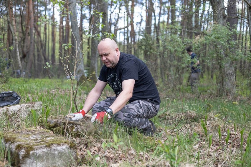 Porządkowanie cmentarza ewangelickiego w Zabłotach