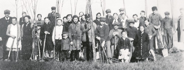 Uczniowie szkoły w Ruścu w 1946 roku. Rozpiętość wieku między najmłodszymi i najstarszymi była spora