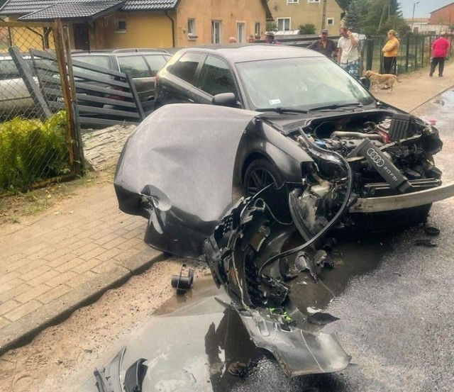 W Nowym Młynie w powiecie grudziądzkim samochód wjechał w ogrodzenie