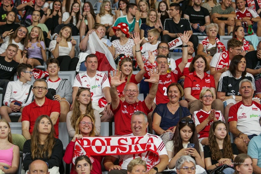 Tarnów. Strefa kibica obok Areny Jaskółka Tarnów na Mistrzostwa Europy U22 w piłce siatkowej. W czwartek ludzie nie mieścili się już w hali