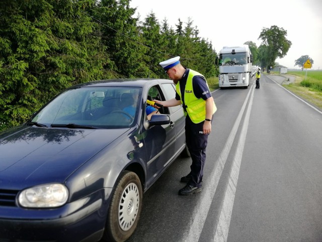 We wtorek (5 czerwca), od wczesnych godzin rannych, na drogach wszystkich powiatów naszego województwa można było spotkać więcej patroli, uczestniczących w akcji „Trzeźwy kierujący”.  podczas której mundurowi kontrolowali trzeźwość kierujących. 

Podczas tylko kilku godzin akcji 186 policjantów skontrolowało 13.922 kierujących. Funkcjonariusze zatrzymali aż 25 kierowców, którzy byli nietrzeźwi! Ponadto, 15 kierujących straciło prawo jazdy, a 17 zatrzymano dowody rejestracyjne.


Dlaczego warto nosić odblaski? Mówi Sławek Piotrowski.

