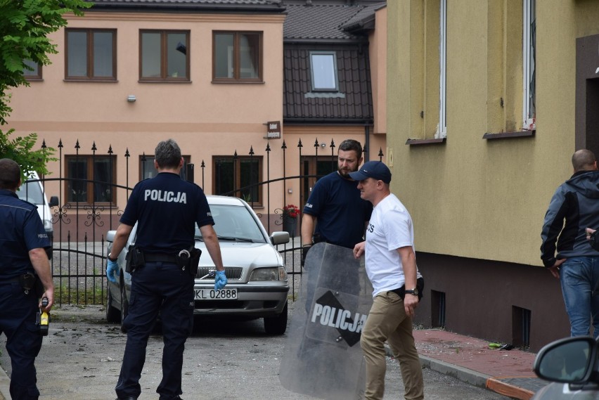 Wieluń. Rzucał siekierą i kawałkami szkła w policjantów i strażaków. Znamy szczegóły wczorajszego zatrzymania w centrum miasta FOTO