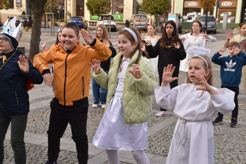 Pleszew. Wszyscy święci spacerowali ulicami Pleszewa i...