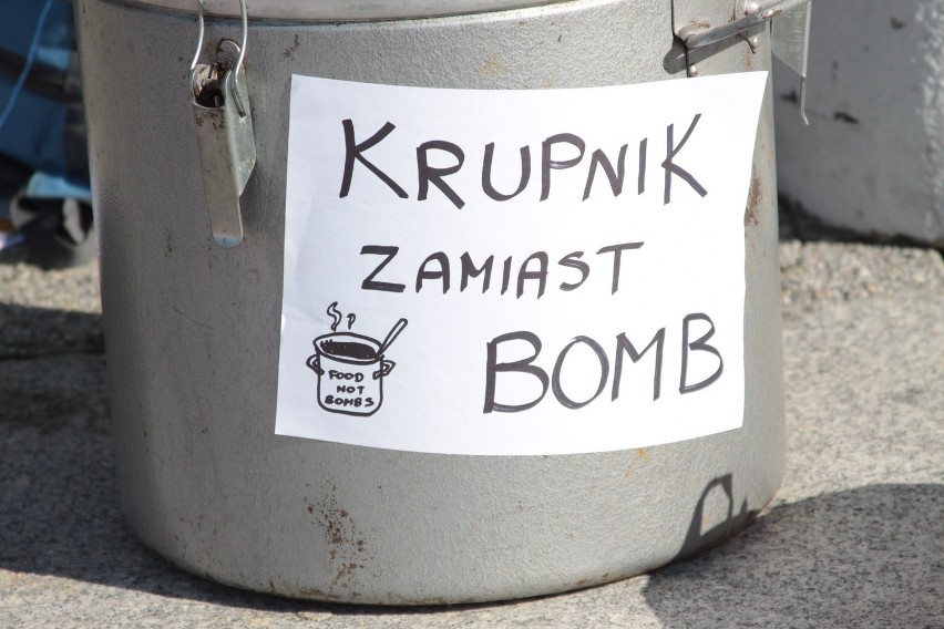 Inicjatywa "Jedzenie zamiast Bomb" w Puławach
