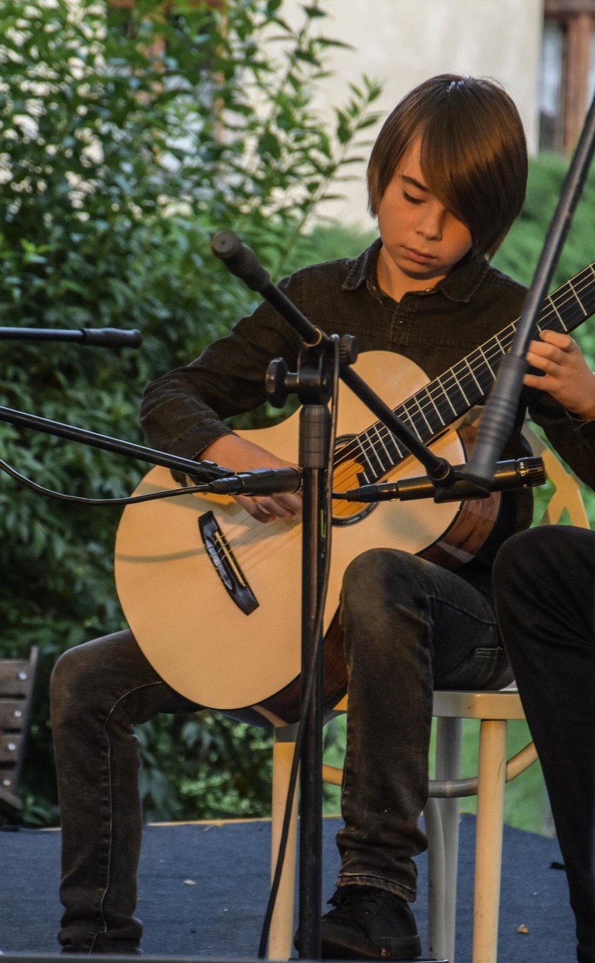 Szamotuły. Młodzi Wirtuozi Gitary zagrali na letniej scenie Gościńca Sanguszko
