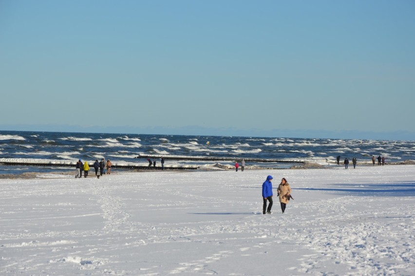 Walentynkowe spacery po przykrytej śniegiem plaży w Łebie