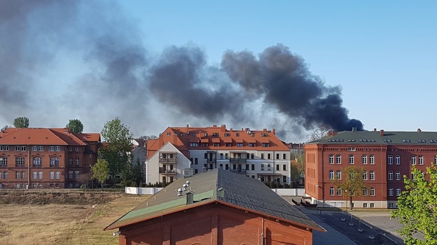 Olbrzymi pożar przy ul. Kominka w Legnicy.