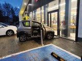 Incydent w Biedronce w niedaleko Czechowic-Dziedzic. Kierowca wjechał w drzwi sklepu! 