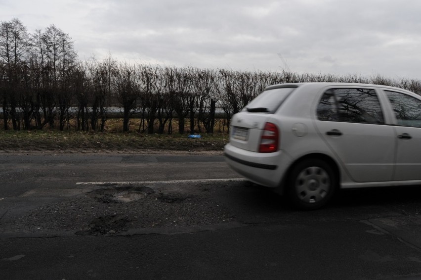 Śrem: dziury w drogach zbierają żniwo. Są uszkodzenia aut