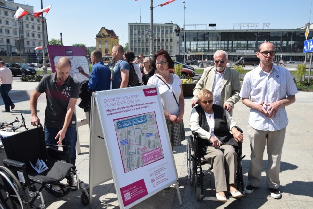 Kielecki dworzec kolejowy jest niedostępny dla osób niepełnosprawnych, starszych czy z dziećmi w wózkach. W piątek Partia „Razem” zorganizowała konsultacje społeczne w sprawie jego modernizacji.