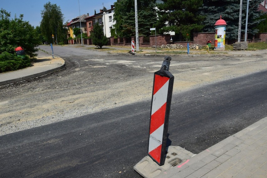 Trwa remont ulicy Różanej w Sandomierzu. Postęp prac jest widoczny. Kiedy remont kolejnego odcinka drogi?
