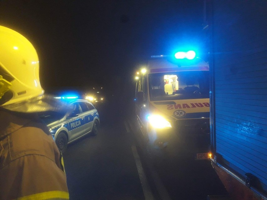 Niebezpieczny wypadek w Żelistrzewie (pow. pucki). Samochód rozbił się na drzewie. Jedna osoba jest ranna. ZDJĘCIA