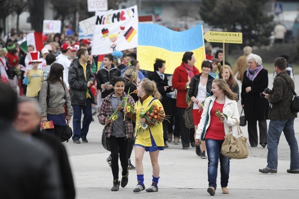 Uczniowie z Gimnazjum nr 1 pierwszy dzień wiosny przywitali wspólnie z nauczycielami