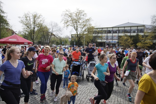 Ponad 700 osób wzięło udział w wiosennej edycji imprezy. Zarówno start jak i meta Podbiegów otwarte są bowiem dla spacerujących i maratończyków, dzieci i dorosłych oraz całych rodzin. Wiek uczestników nie ma znaczenia, liczy się tylko dobra zabawa i ruch na świeżym powietrzu! Tradycyjnie uczestnicy mieli do pokonania trasę liczącą około 7,5 km. Zobaczcie jak wyglądała wiosenna edycja Podbiegów. 

