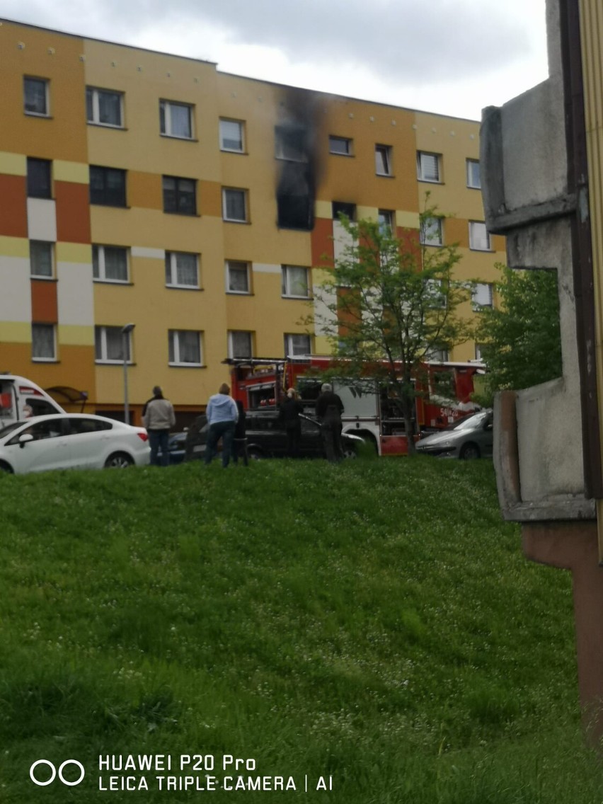 Tragiczny pożar w bloku w Piekarach Śląskich. Nie żyje mężczyzna. Sprawą bada policja