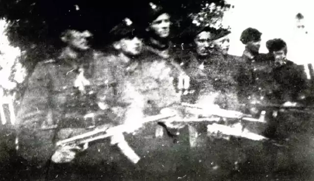 Żołnierze oddziału „Bora", od lewej: „Borys", „Tarzan", „Góral", „Wilk" i „Wicher". Zdjęcie wykonano w Galewie w 1946 r.