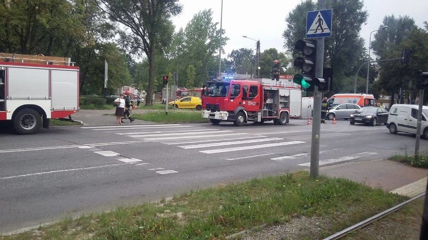 Częstochowa: Wypadek na skrzyżowaniu Niepodległości i Równoległej. Dwie osoby poszkodowane