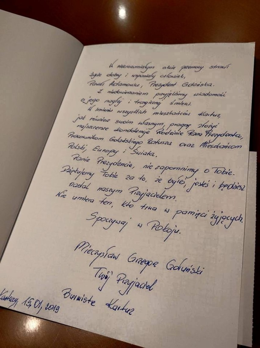 W Urzędzie Miejskim w Kartuzach wyłożono księgę kondolencyjną