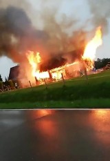 Podhale. Pożar domu w Skawie. Z ogniem walczą strażacy [ZDJĘCIA]