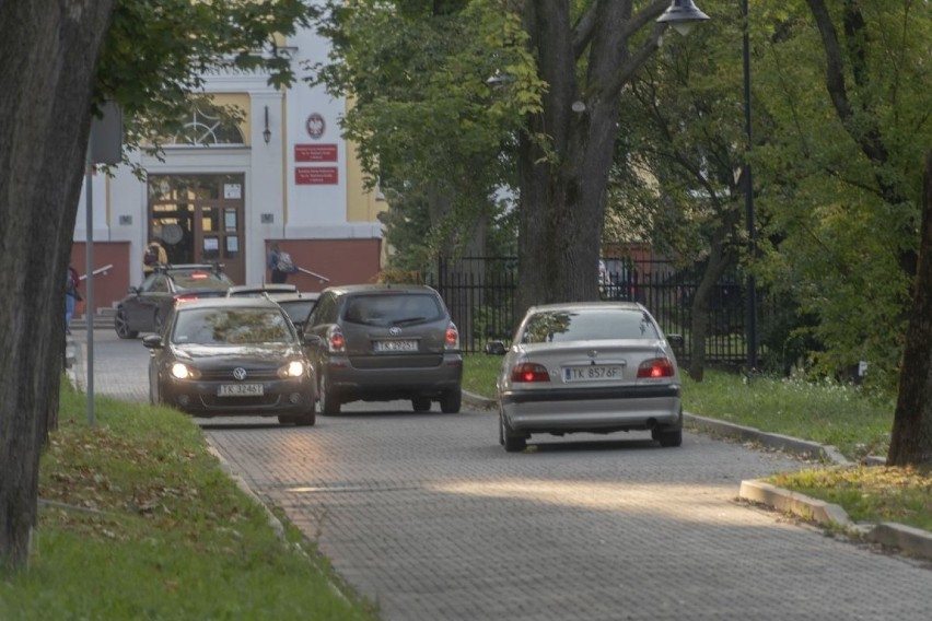 Mieszkańcy ulicy Świętego Stanisława Kostki w Kielcach boją się o swoje życie. "Rodzice dowożący dzieci do szkoły robią sobie... wyścigi"