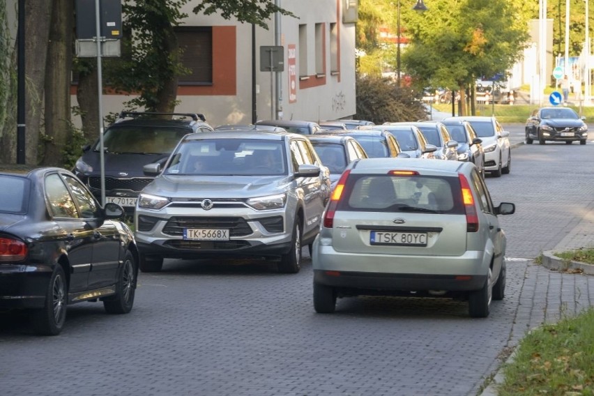 Mieszkańcy ulicy Świętego Stanisława Kostki w Kielcach boją się o swoje życie. "Rodzice dowożący dzieci do szkoły robią sobie... wyścigi"