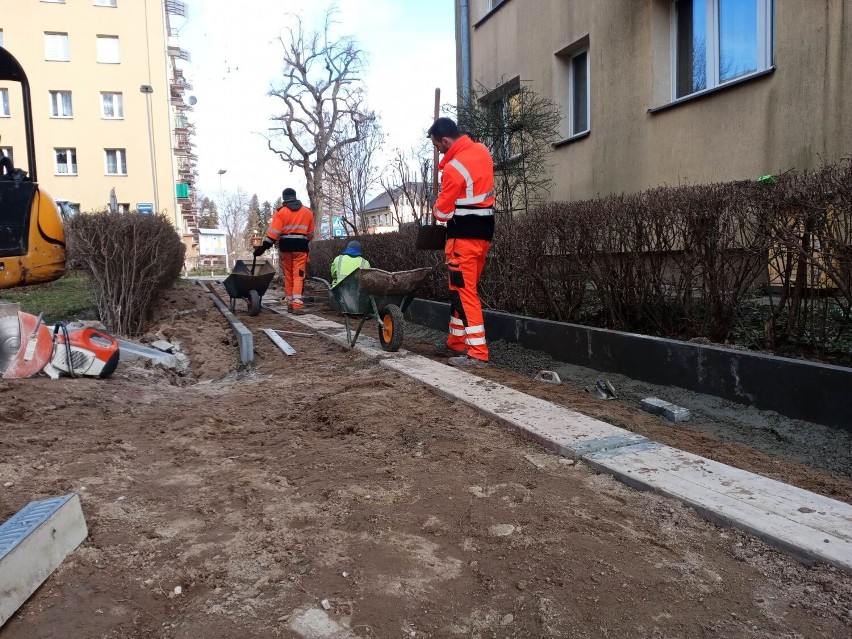 Nowe dojścia do bloków przy Kopernika 1 i 3. SM Małopolska razem z miastem realizują inwestycję z budżetu obywatelskiego