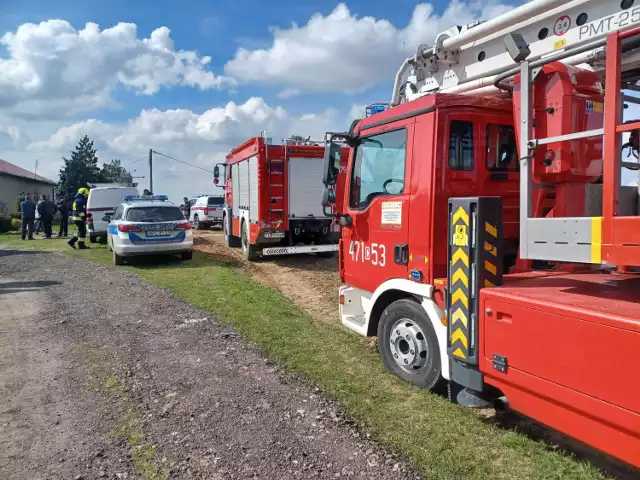 Pożar wybuchł 14 kwietnia około godz. 13.30 w budynku mieszkalnym w Radomicach. Dwie osoby trafiły do szpitala.