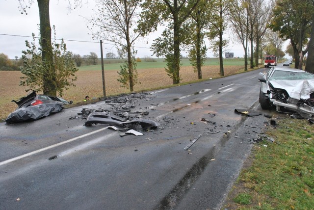 Wczoraj rano na drodze wojewódzkiej w Sucharzewie (gmina Dąbrowa) doszło do wypadku, w wyniku którego śmierć poniósł 20-latek.

- Ze wstępnych ustaleń wynika, że na prostym odcinku jezdni z bliżej nieustalonych przyczyn doszło do czołowego zderzenia dwóch pojazdów osobowych - renaulta laguny i bmw. Na skutek doznanych obrażeń śmierć na miejscu poniósł 20 - letni kierowca bmw, natomiast kierujący renaultem 71 - latek z obrażeniami kończyn dolnych został przewieziony do szpitala - relacjonuje asp. Tomasz Bartecki z mogileńskiej policji.




Utrudnienia na drodze wojewódzkiej nr 254 trwały kilka godzin. Śledczy pod nadzorem Prokuratury Rejonowej w Mogilnie wyjaśniają okoliczności i przyczyny tego tragicznego wypadku.


Piraci drogowi w regionie. Niemal doprowadzili do tragedii!  [wideo - program Stop Agresji Drogowej 4]

