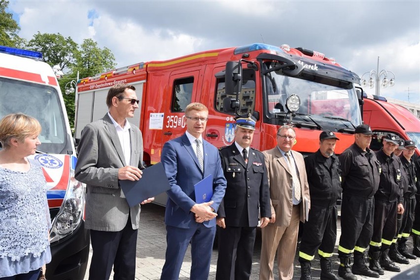 Nowe karetki i wóz strażacki w Częstochowie
