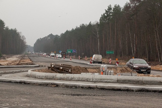 Prace przy budowie ronda turbinowego na drodze wojewódzkiej, która łączy Białe Błota i Bydgoszcz są już na półmetku. Jutro (czwartek, 19. grudnia) kierowcy pojadą już nowymi jezdniami od strony południowej. 

Pozwoli to drogowcom na rozpoczęcie prac od strony północnej. Cała inwestycja ma się zakończyć jeszcze przed wakacjami. 

Inwestycja o wartości 18,6 mln złotych jest finansowana przede wszystkim ze środków samorządu województwa.