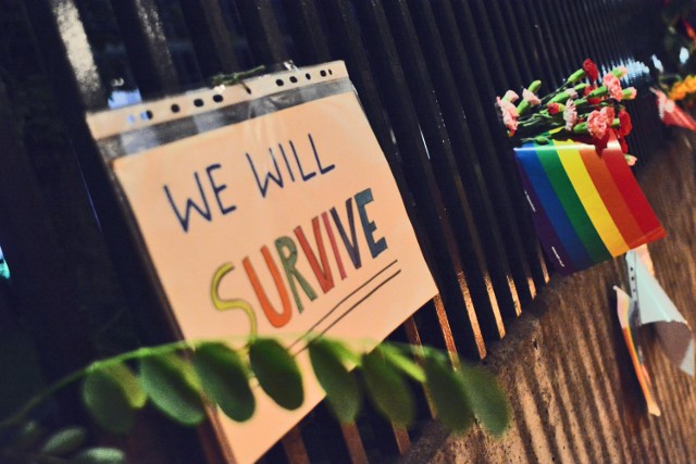 Znicze i kwiaty przed ambasadą USA. Warszawa solidarna z rodzinami ofiar zamachu w Orlando
