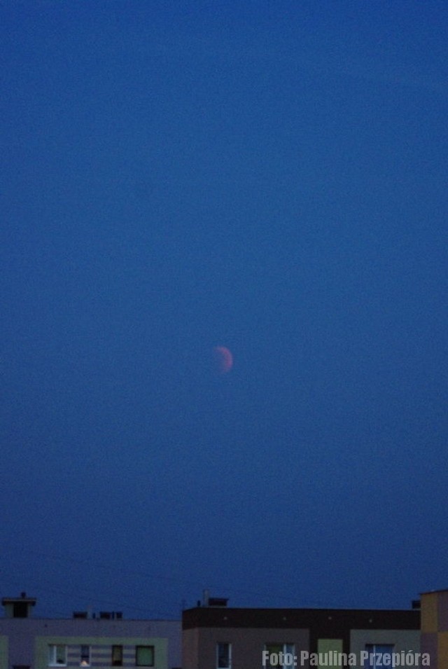 Zaćmienie Księżyca 21.45, kolejne całkowite zaćmienie Księżyca będziemy mogli zaobserwować 10 grudnia 2011 roku. Fot. Paulina Przepi&oacute;ra