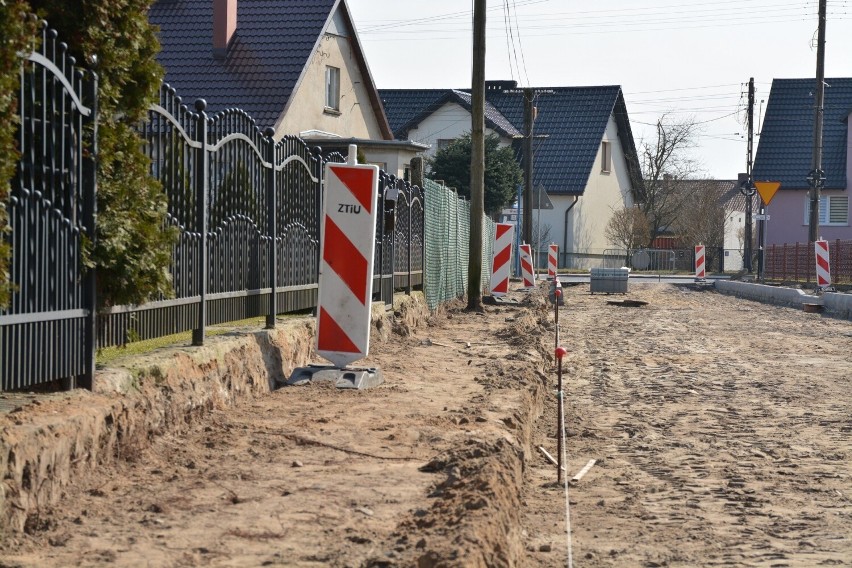 Obecnie prace trwają na ulicy Orzeszkowej w Sępólnie. Droga...