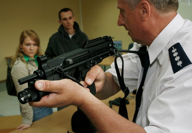 We Wrocławiu w czasie Dni Otwartych prezentowano młodzieży uzbrojenie policji.