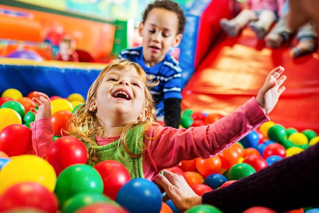 Odwiedzacie z Waszymi dziećmi sale zabaw? Sprawdźcie, które miejsca na Śląsku polecają rodzice. 

Kliknij w kolejne zdjęcie >>>