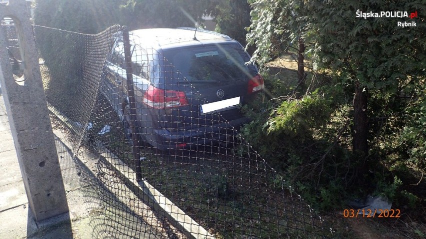 Kompletnie pijany szofer wjechał autem w ogrodzenie posesji. Miał zakaz prowadzenia aut 