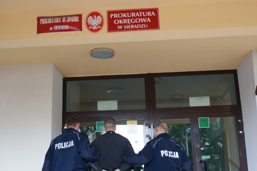 Policjanci z Warty i Sieradza zatrzymali szajkę mężczyzn wymuszających pieniądze