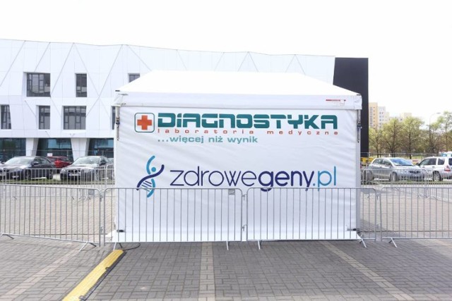 Koronawirus, Warszawa. Mobilny punkt do wykonywania testów na koronawirusa okazał się hitem