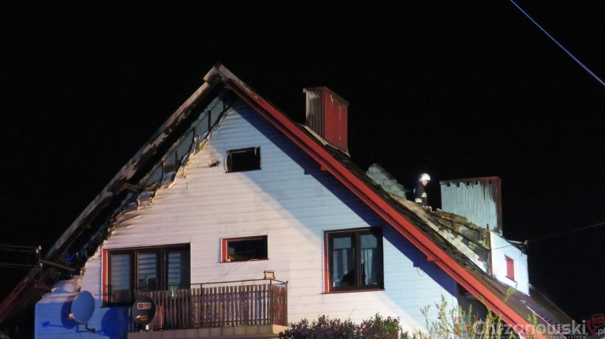 Pożar domu w Grojcu. Ogień poważnie uszkodził budynek