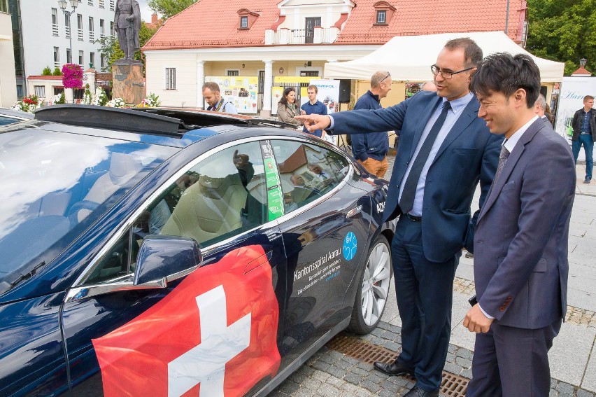 Elektryczne samochody, w rajdzie dookoła świata, zajechały do Białegostoku [ZDJĘCIA]